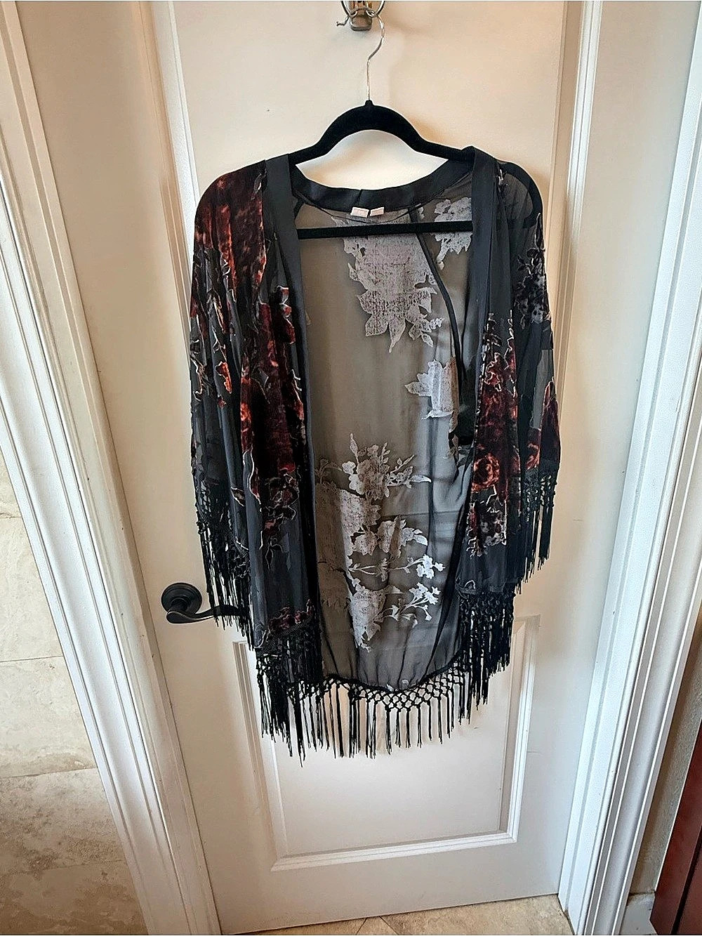 Melrose and Market Floral Burnout Ruana Black & Gray XS/S